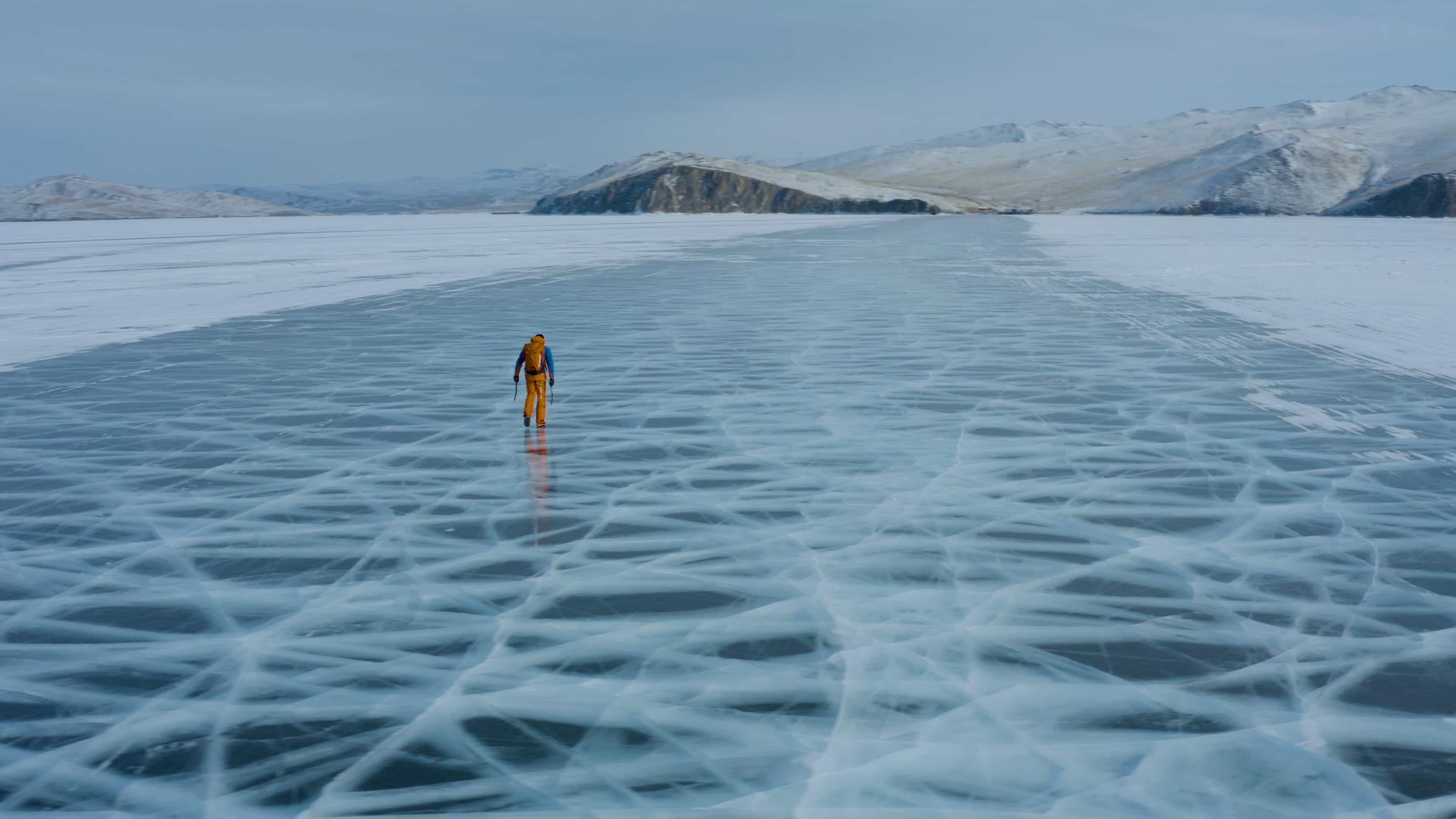 Dani Arnold marchant sur le lac gelé du Baïkal