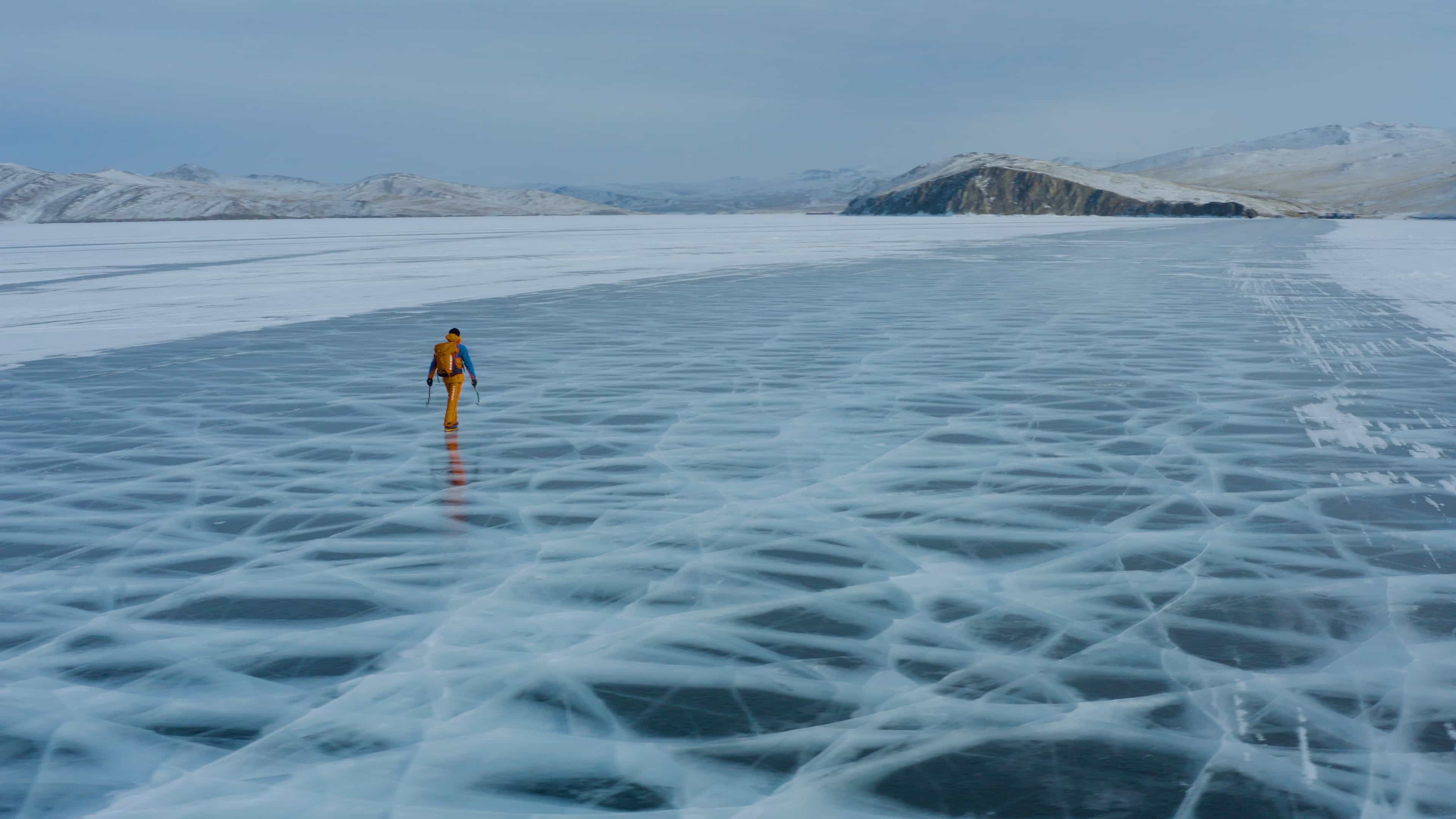 Dani Arnold über den zugefrorenen Baikalsee