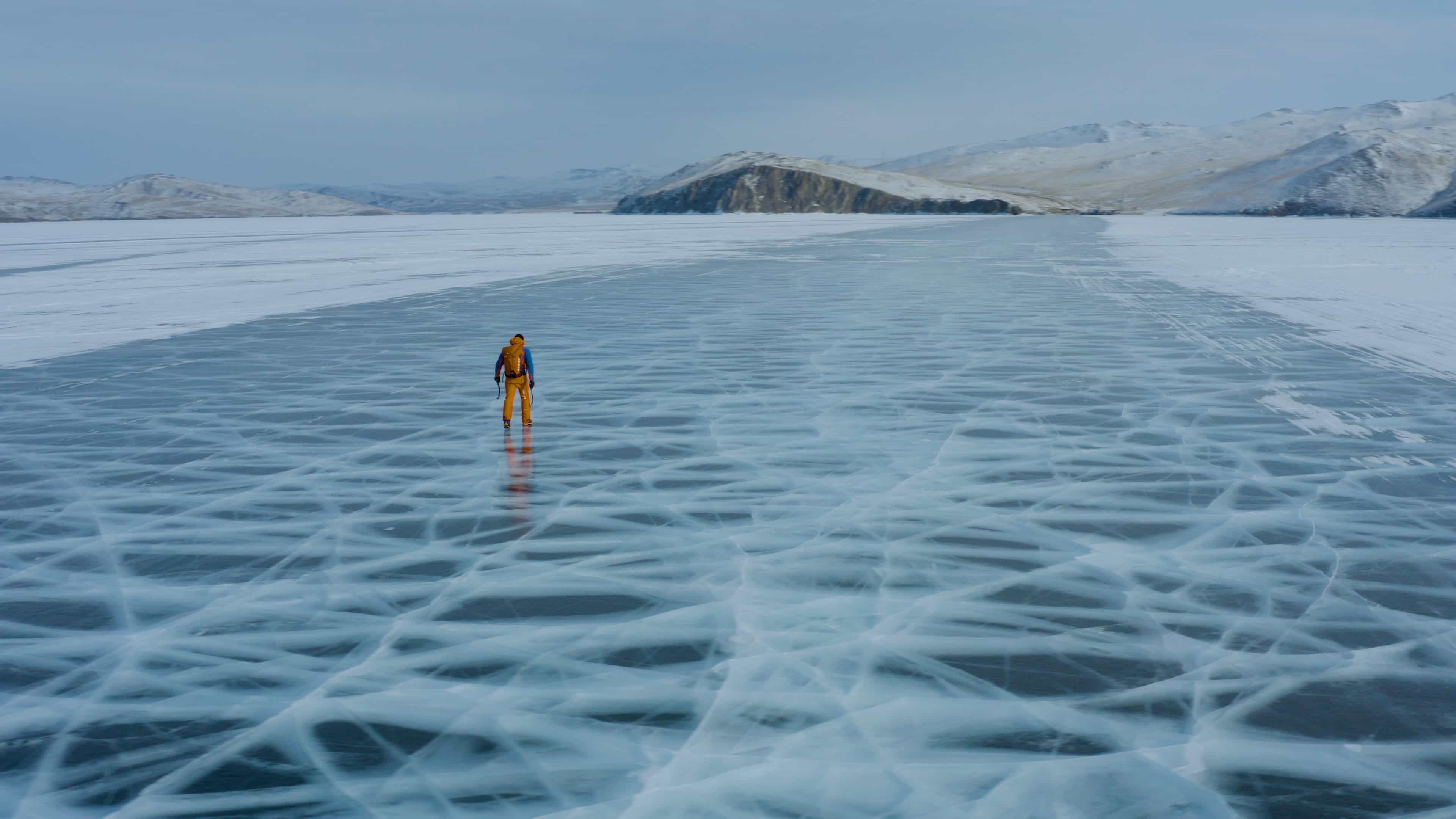 Dani Arnold marchant sur le lac gelé du Baïkal