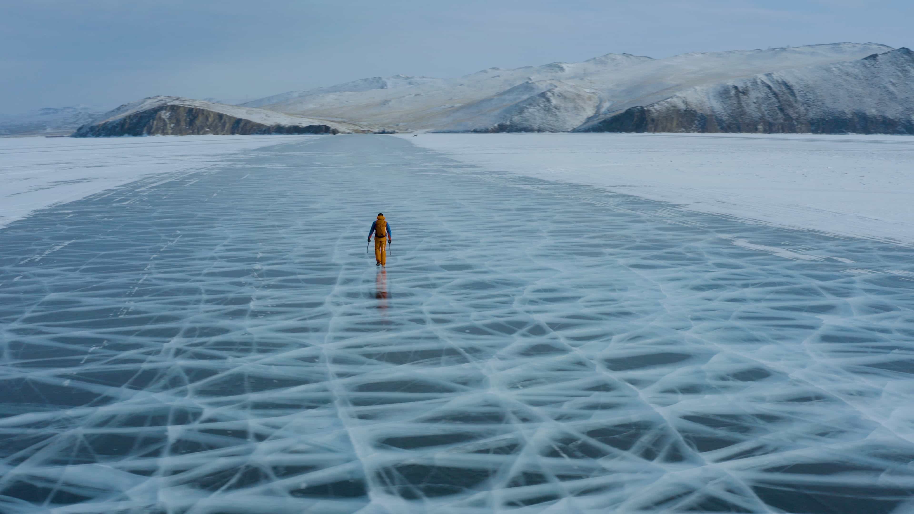 Dani Arnold über den zugefrorenen Baikalsee